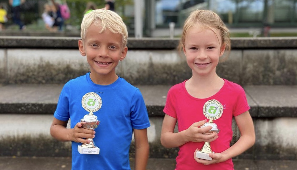 Vincent und Lotta mit ihren Pokalen Kids Cup Ismaning