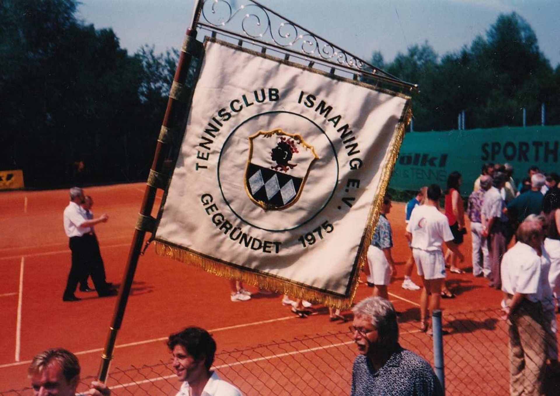 Sportpark-Eröffnung 1999 — große Gruppe vor dem neuen Vereinsheim an der Grünfleckstraße