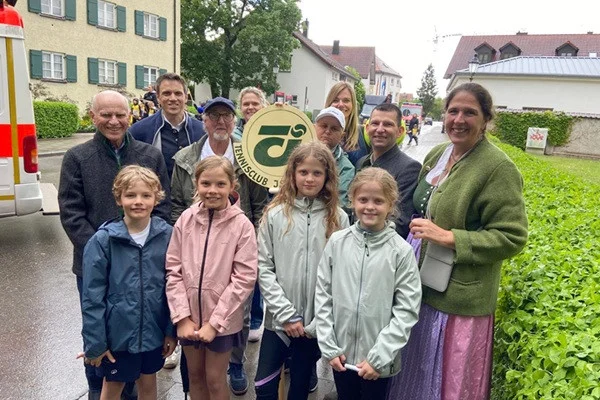 TCI trotzt Wind und Wetter beim Ismaninger Volksfesteinzug