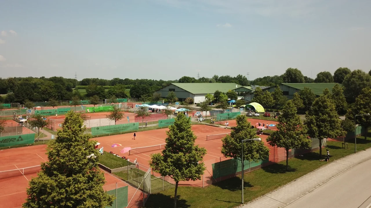 Luftaufnahme des Sportparks Ismaning aus mittlerer Höhe, Sandplätze links und Tennishalle im Hintergrund