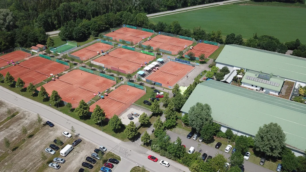 Drohnenaufnahme der TCI-Anlage - Sandplätze und Tennishalle nebeneinander, Parkplatz im Vordergrund