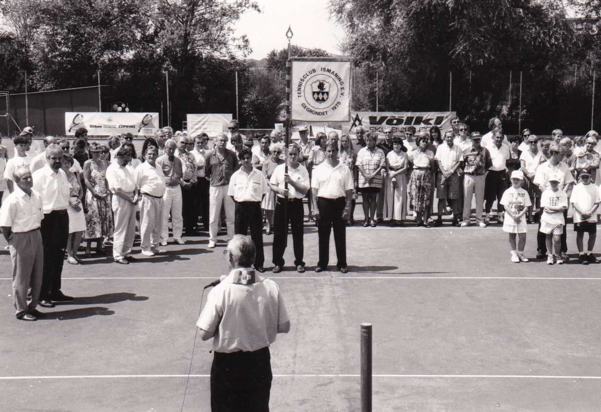 Fahnenweihe an der Rebhuhnstraße 1994 Mit Pfarrer Zerz (vorne), Willi Wantosch und Bürgermeister Sedlmair (links) sowie mehreren Gemeinderäten und Vereinsvorsitzenden