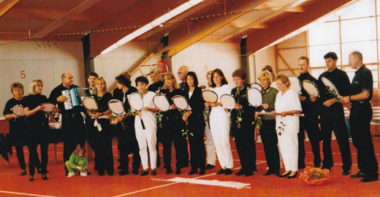 Einweihung der Tennishalle 1998 mit TCI-Chor – „wir wollen niemals in die Pampas gehen“