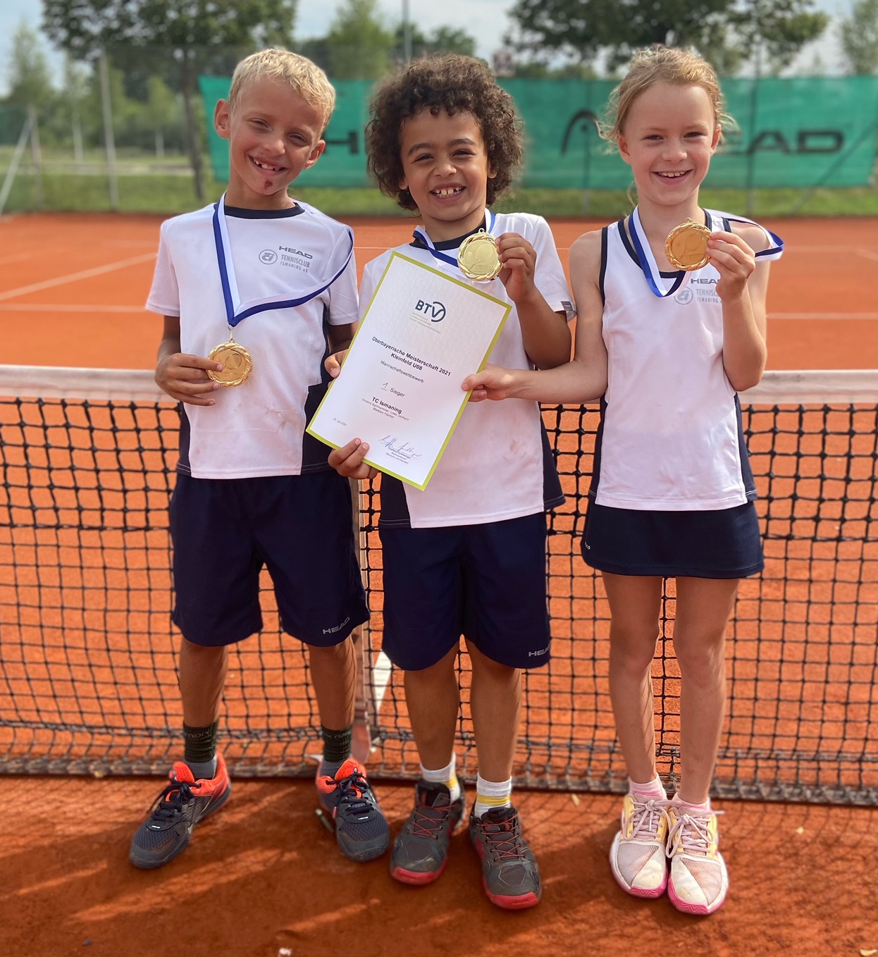 Oberbayerischer Meister im Kleinfeld U8 v.l..: Vincent Aurnhammer, Maddox Fischer, Lotta Gerhard