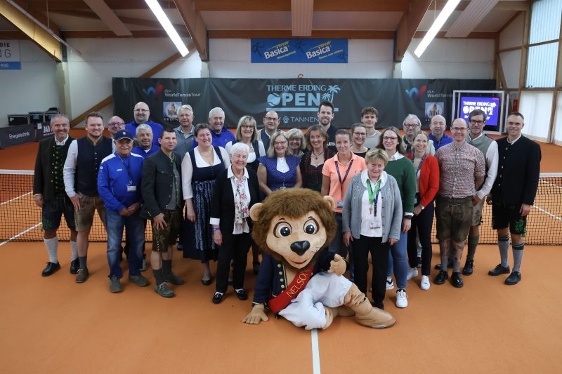Therme Erding OPEN 2024 – das Helferteam mit dem Turnier-Maskottchen