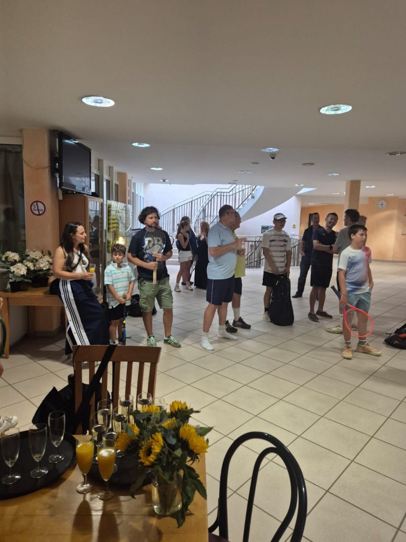 Kinder und Erwachsene sammeln sich mit Schlägern im Foyer