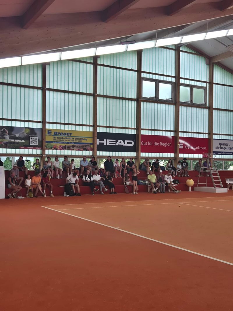 Blick in die Tennishalle mit Zuschauern auf der Tribüne
