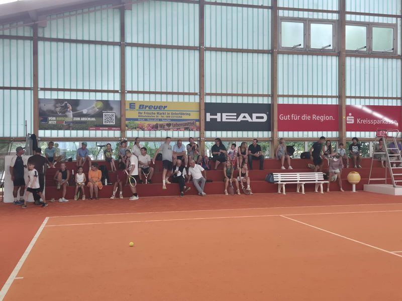 Zuschauerinnen und Zuschauer verfolgen die Spiele in der Halle