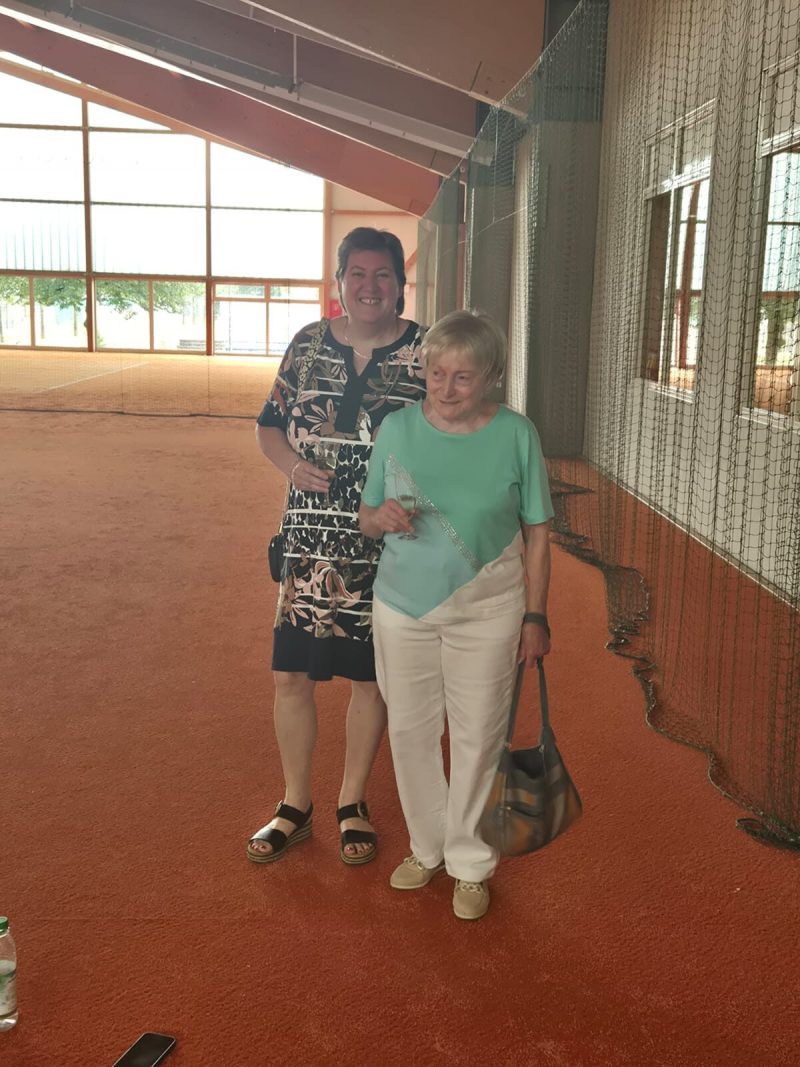 Zwei Mitglieder auf dem Sandplatz im Freien