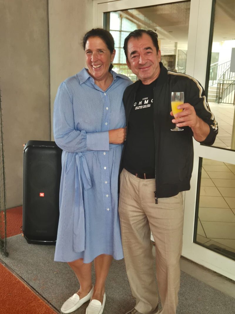 Zwei Mitglieder stoßen beim Sommerfest an