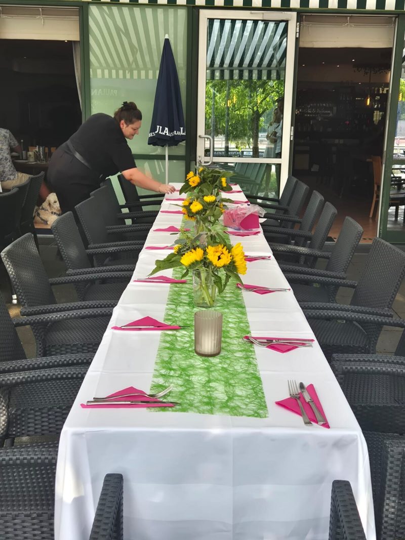 Die lange Tafel wird für den Abend eingedeckt