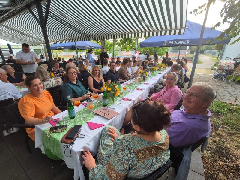 Die lange Tafel mit vielen Gästen