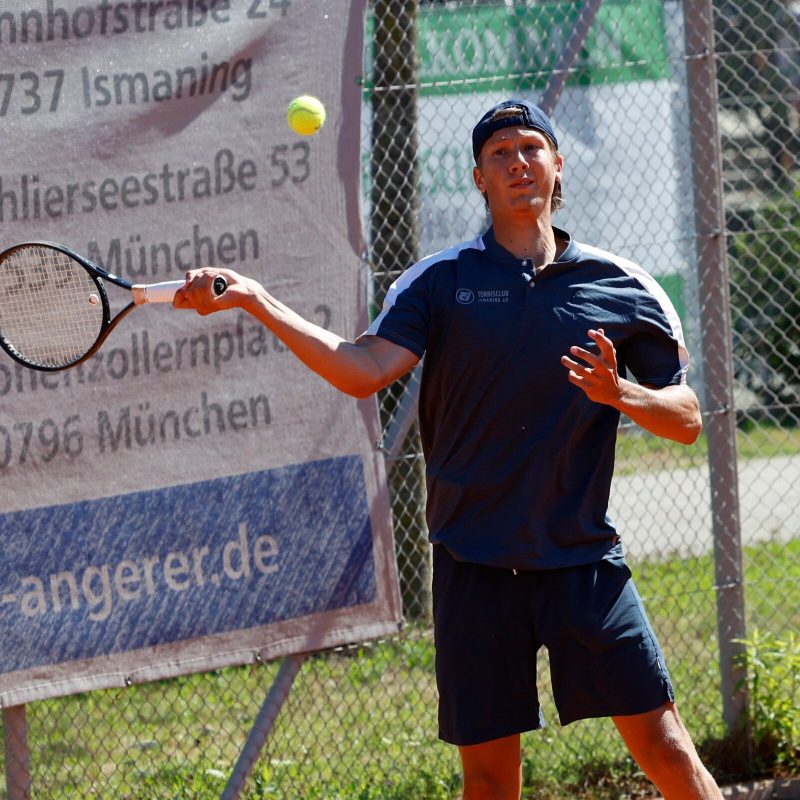 Spieler in TCI-Dress wartet in Vorhand-Position auf den Ball
