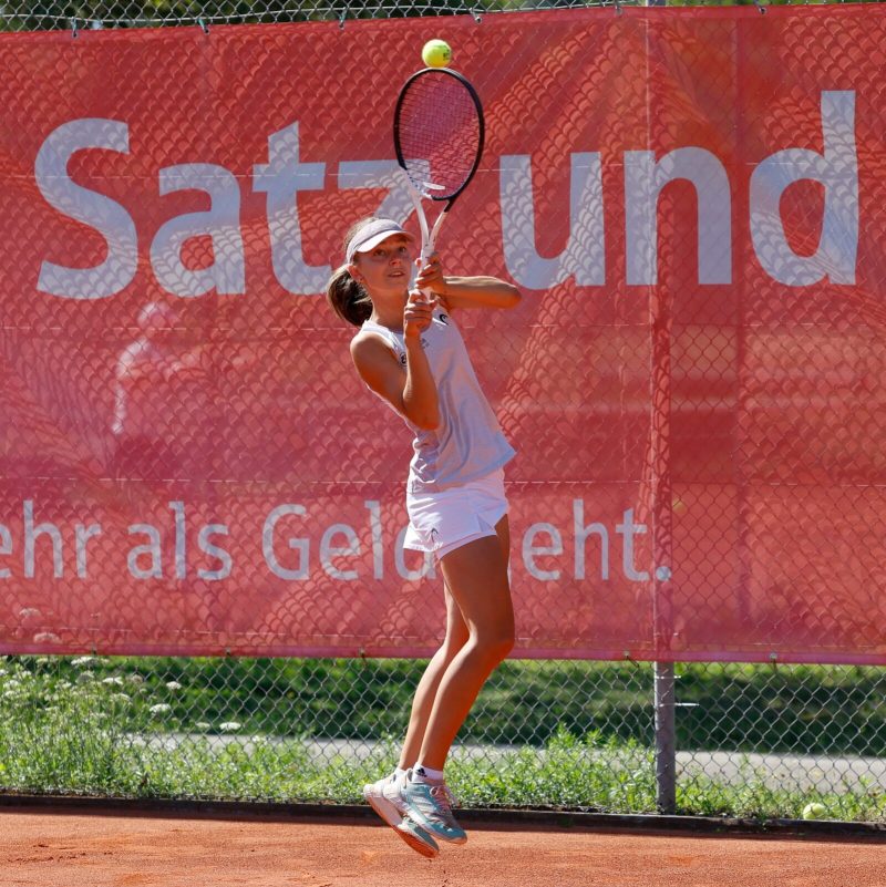 Vorhand vor der Sponsorenbande auf dem Sandplatz