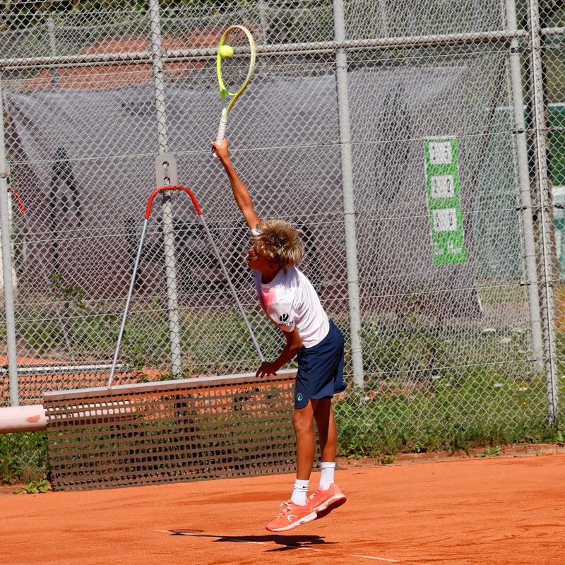 Junger Spieler des TC Ismaning beim Aufschlag