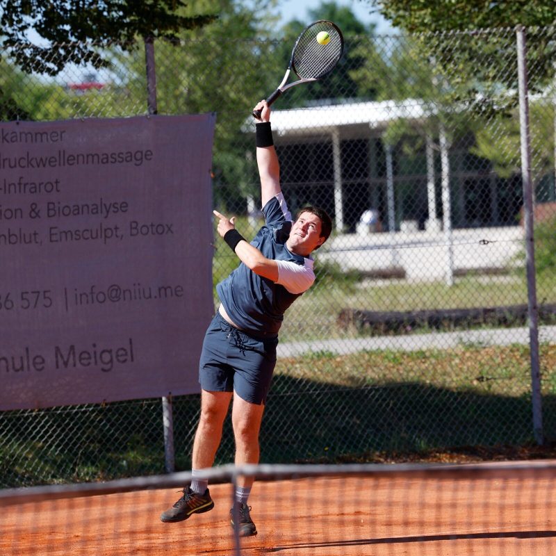 Spieler streckt sich zum Schlag über Kopf