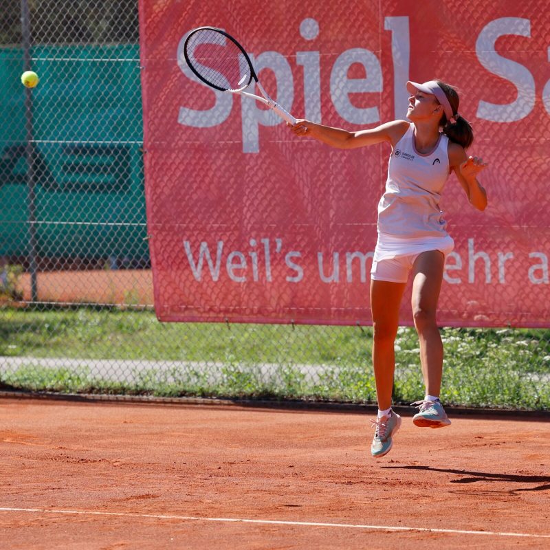 Vorhand im Sprung auf dem Sandplatz