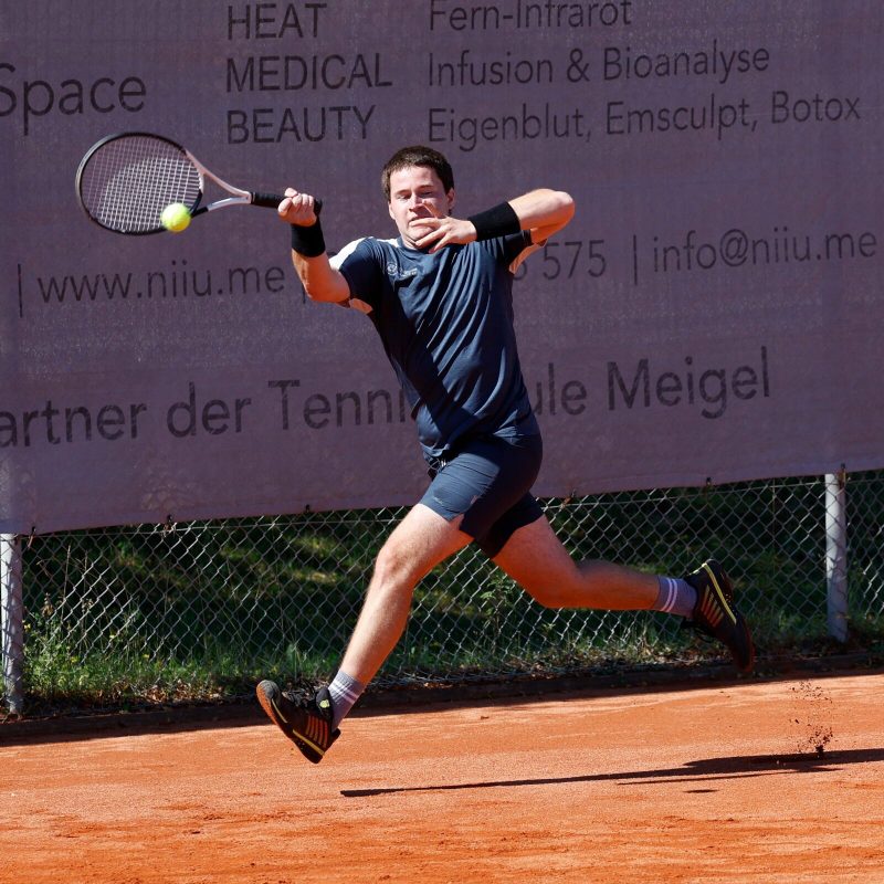 Spieler des TC Ismaning läuft eine Vorhand an