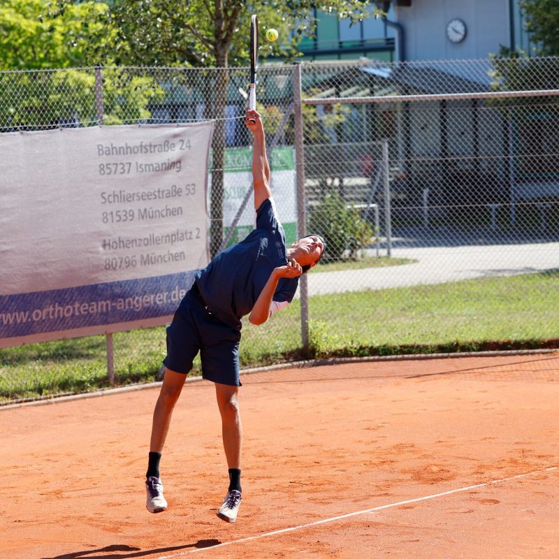 Aufschlag mit Sprung auf dem Sandplatz